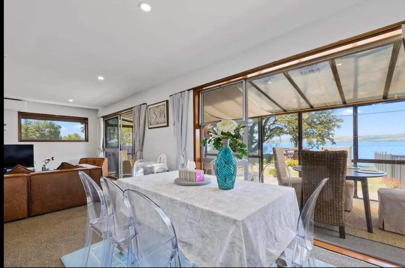 Fabulous Lake Front House-Private Lake Access Rotorua